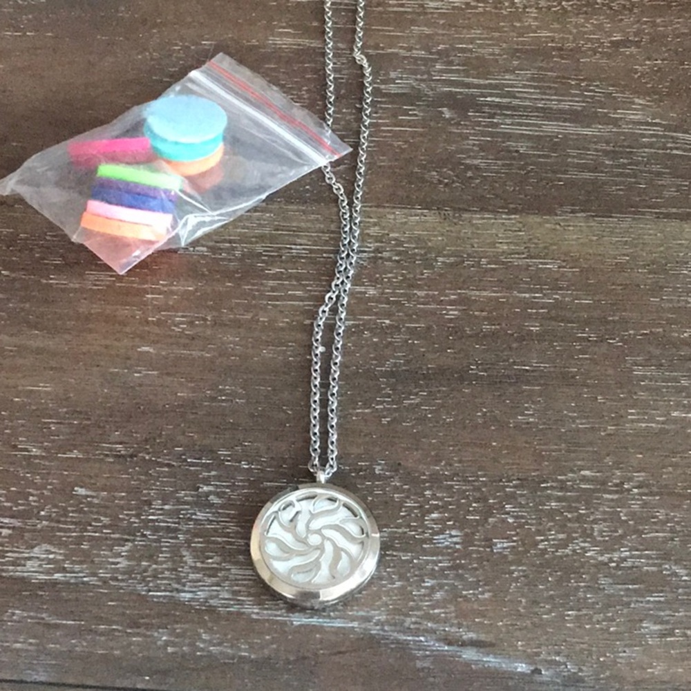 Aromatherapy pendant diffuser locket necklace